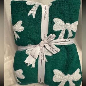 New Adorable Set of 6 Cupcakes & Cashmere Green with White Bows